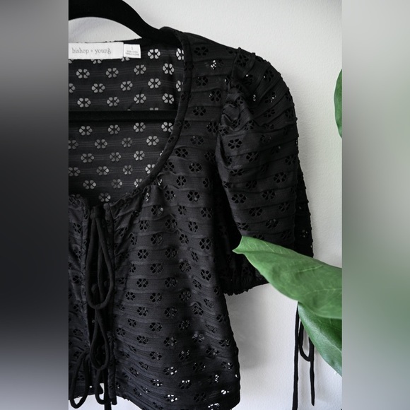 Bishop + Young Floral Cutout Short Sleeve Top NWOT - Picture 2 of 6
